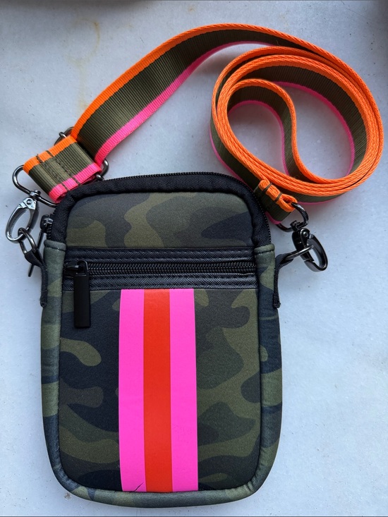 HAUTE SHORE Handbags - Haute Shore CASEY SHOWOFF